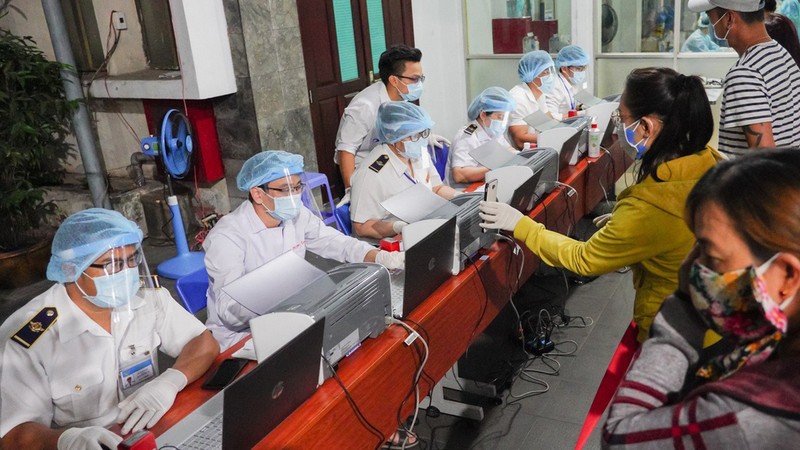 Nghỉ lễ 30/4 và 1/5 liên tiếp 4 ngày, nhiều cơ quan kêu gọi nhân viên không đi du lịch ảnh 3 Xét nghiệm nhanh COVID-19 toàn bộ hành khách vào ga Sài Gòn