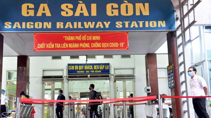 Toàn bộ hành khách đến ga Sài Gòn được lấy mẫu xét nghiệm giúp nhanh chóng khoanh vùng đối tượng (Ảnh: Chí Bình)