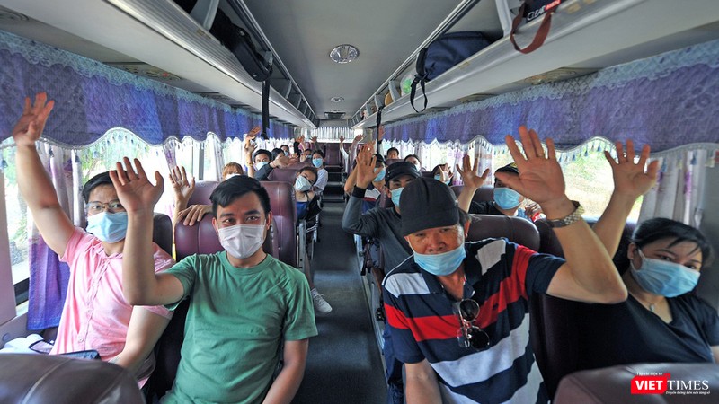 Người nhập cảnh tạm biệt khu cách ly tập trung, trở về nhà (Ảnh: ĐHQG TP.HCM)