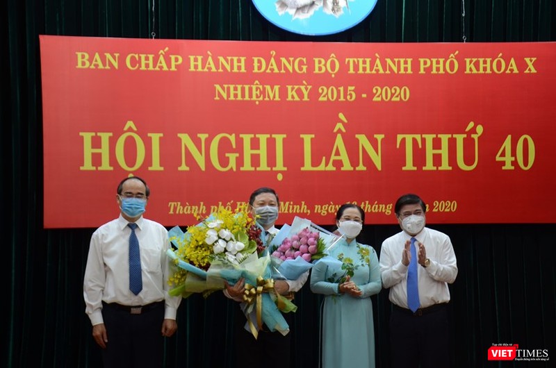 Ban Thường vụ Thành ủy TPHCM tặng hoa chúc mừng tân Phó Chủ tịch UBND TPHCM Dương Anh Đức (Ảnh: TTBC) Ban Thường vụ Thành ủy TPHCM tặng hoa chúc mừng tân Phó Chủ tịch UBND TPHCM Dương Anh Đức (Ảnh: TTBC)