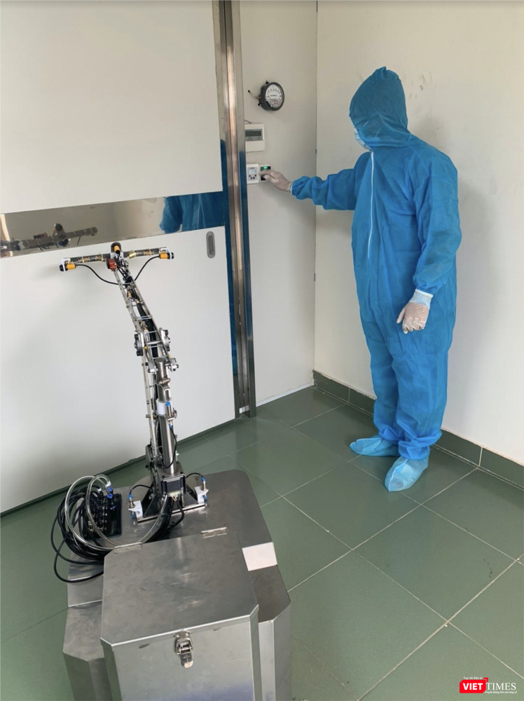 Robot chờ mở cửa buồng cách ly áp lực âm để vào làm công tác khử khuẩn buồng Robot chờ mở cửa buồng cách ly áp lực âm để vào làm công tác khử khuẩn buồng