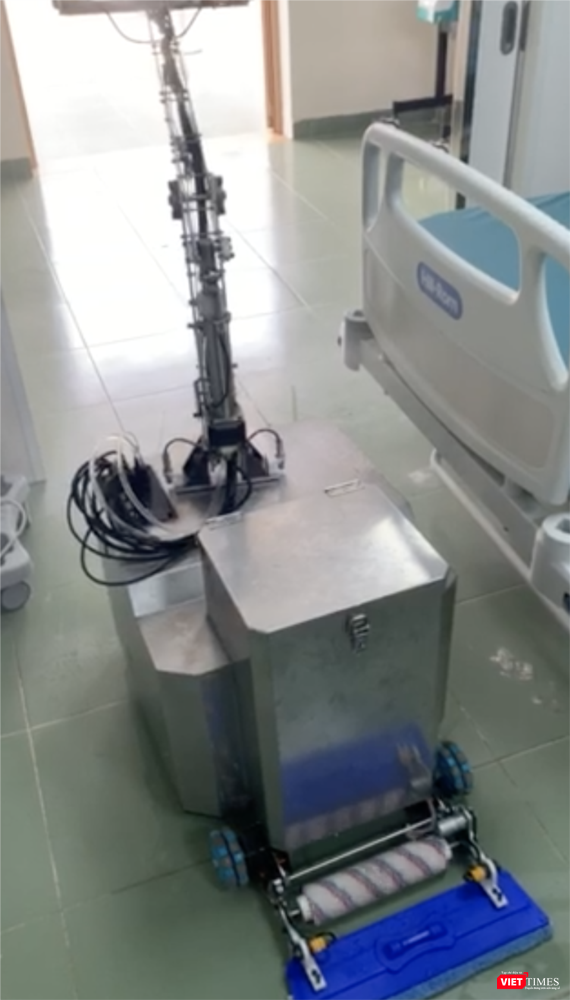 Trước khi ra khỏi phòng, Robot biết tự phun thuốc để khử khuẩn cho chính mình (SYT) Trước khi ra khỏi phòng, Robot biết tự phun thuốc để khử khuẩn cho chính mình