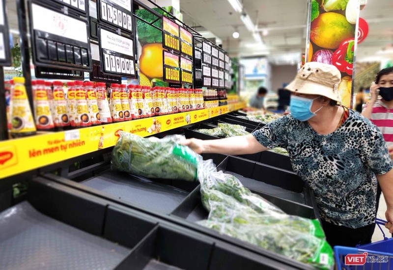 Người dân mua hàng trong siêu thị phải mang khẩu trang (Ảnh: Hòa Bình) 