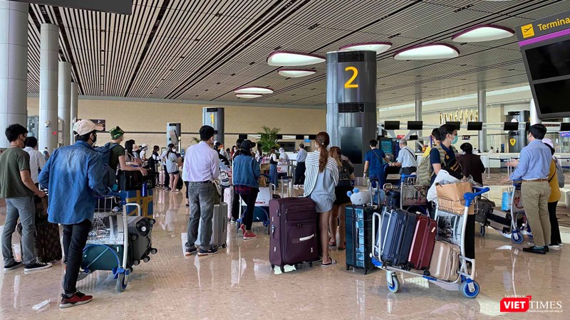 Đoàn người Việt bị kẹt lại Singapore xếp hàng lên máy bay về nước trưa 24/4 