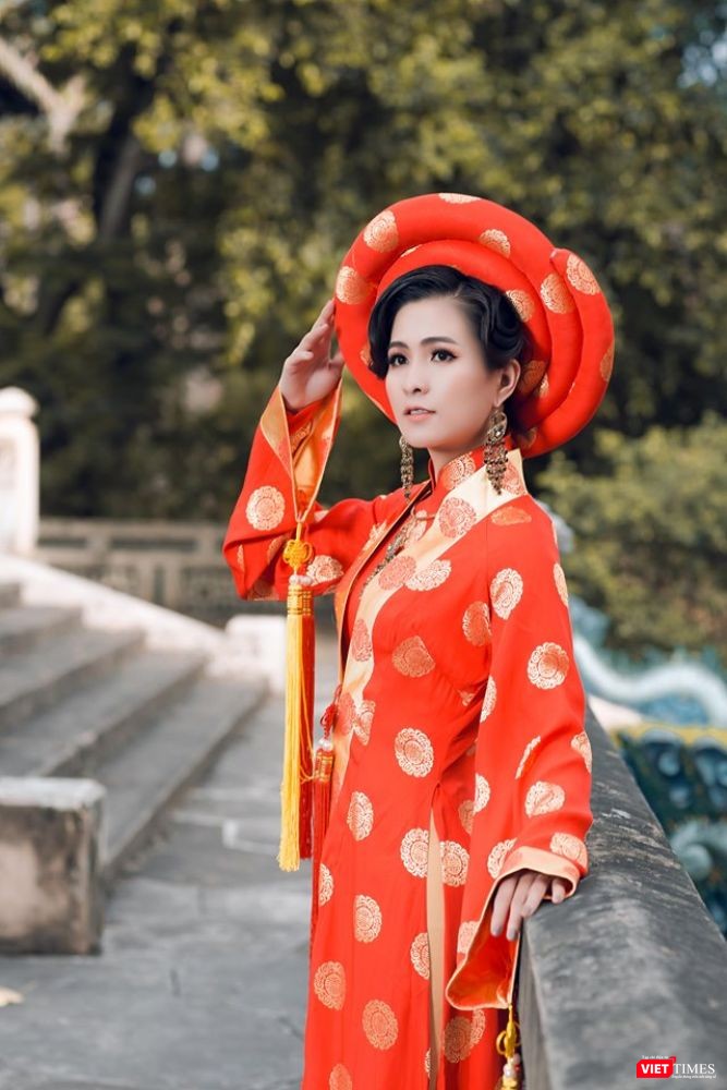 Chất liệu gấm đồng tiền, màu đỏ may mắn kết hợp cùng sắc vàng biểu tượng cho hạnh phúc, an lạc