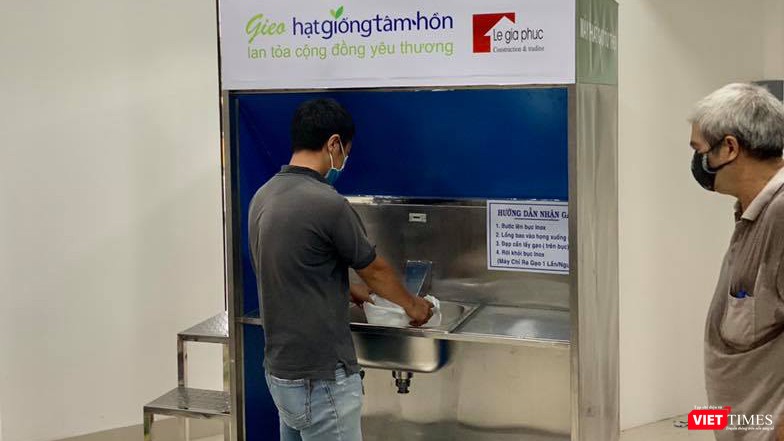 Cha đẻ “ATM gạo” chế tạo thiết bị thông minh “ATM khẩu trang” tặng người nghèo ảnh 2 Thêm nhiều máy “ATM gạo” giúp người nghèo các tỉnh vượt dịch COVID-19