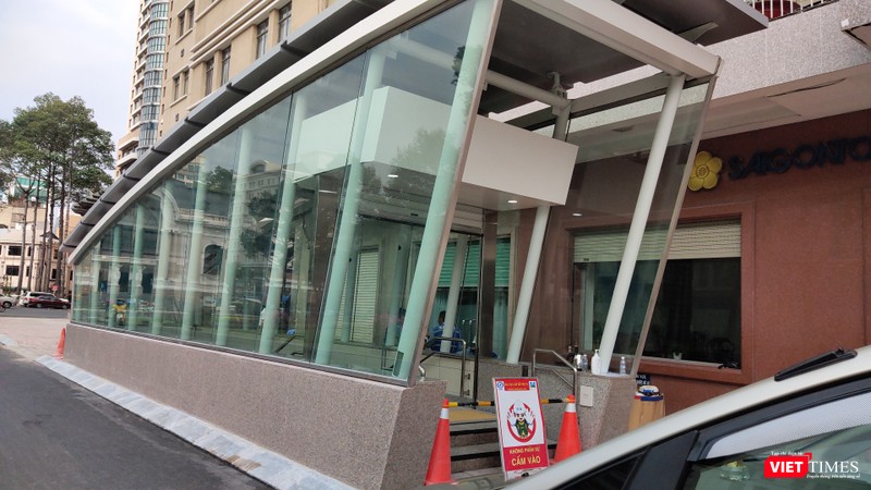 Lối xuống Ga Metro trung tâm, trước cửa Nhà hát TP.HCM (Ảnh: Hòa Bình) 