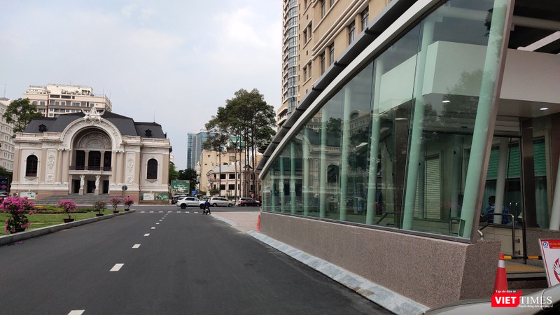 Ga Nhà hát nằm ngay trước cửa Nhà hát Thành phố, giữa khu vực trung tâm (Ảnh: Hòa Bình) 