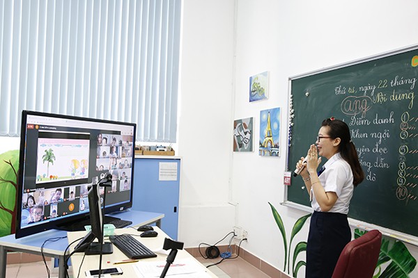 Thầy trò Vstar School học online trong lúc phải nghỉ để tránh dịch COVID-19 (Ảnh: Vstar School) Thầy trò Vstar School học online trong lúc phải nghỉ để tránh dịch COVID-19 (Ảnh: Vstar School)