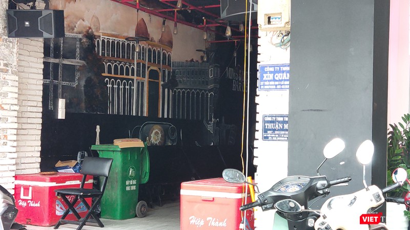 Xỉn quán trên đường Trần Hưng Đạo (quận 1) hiện tại vẫn chưa thể mở cửa trở lại (Ảnh: H.B) Xỉn quán trên đường Trần Hưng Đạo hiện tại vẫn chưa thể mở cửa trở lại (Ảnh: H.B)