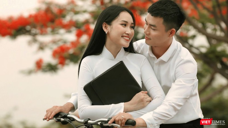 Áo trắng chào hè, tháng 5 sân trường rực màu hoa phượng