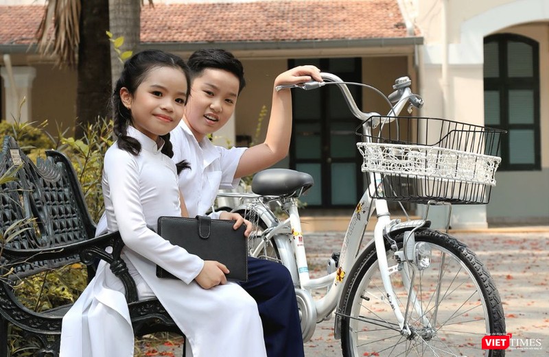 Á quân Đại sứ Áo dài Việt Nam bảng Thiếu nhi Lê Gia Huy và mãu nhí Đỗ Hoàng Thiên Nga