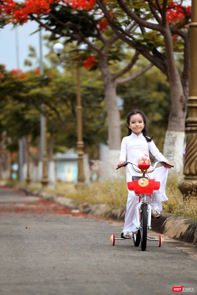 Mẫu nhí Thiên Nga tự tin trước ống kính (Ảnh: Lý Võ Phú Hưng) 