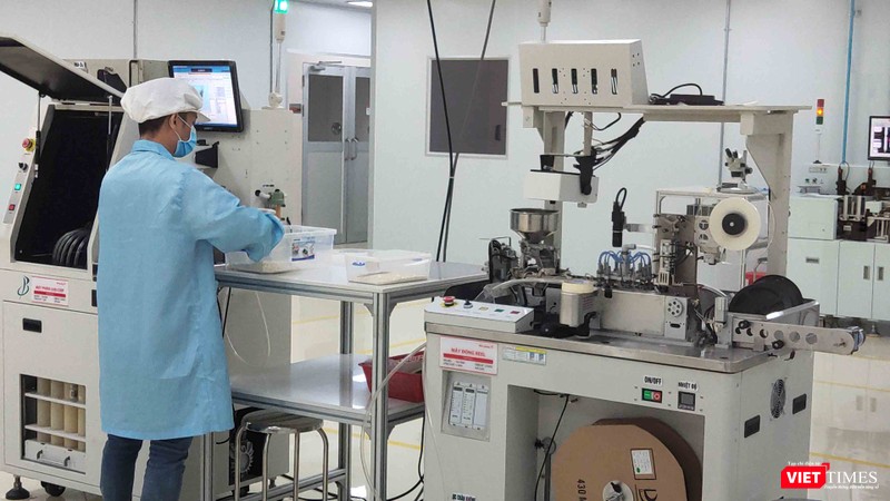 Cán bộ nhân viên công ty Điện Quang sản xuất trong giai đoạn bình thường mới (Ảnh: Hòa Bình chụp ngày 8/5) 