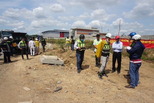 Nhà thầu phụ kéo ra công trường đình công, khiếu nại hôm 9/5 gây ảnh hưởng đến hình ảnh của cả dự án (Ảnh: Đức Phú) Nhà thầu phụ kéo ra công trường khiếu nại gây ảnh hưởng đến hình ảnh của cả dự án (Ảnh: Đức Phú)