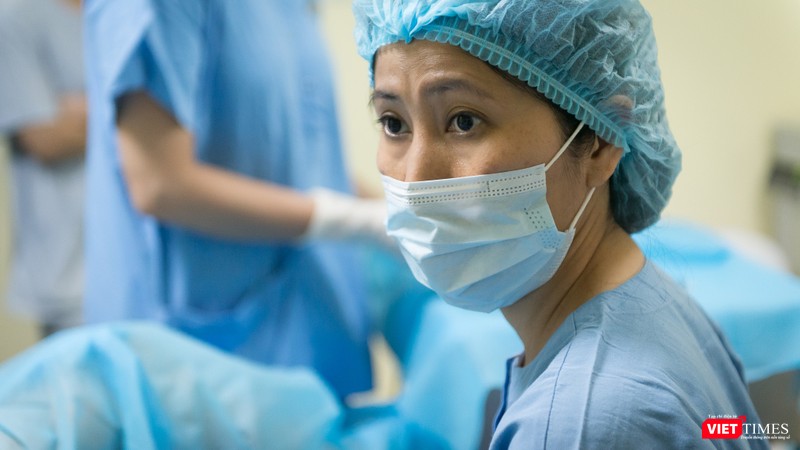 PGS.TS Vương Thị Ngọc Lan thực hiện thủ thuật thụ tinh trong ống nghiệm (Ảnh: NVCC) 