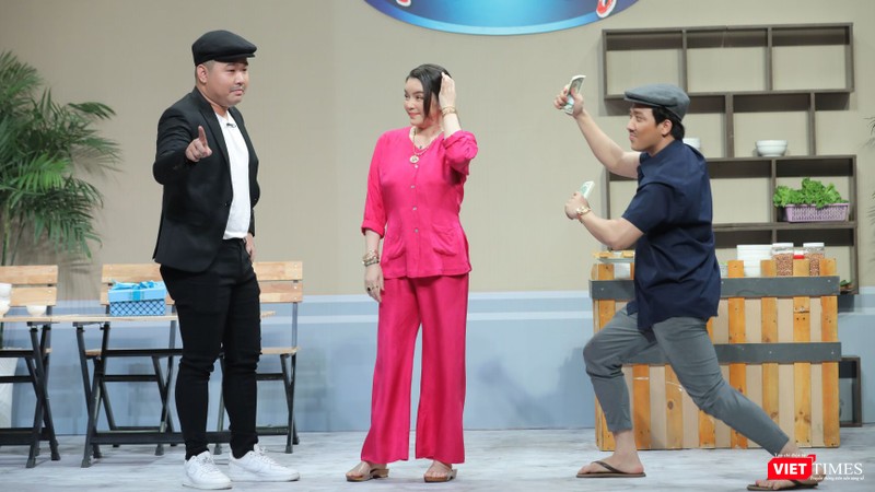 Lý Nhã Kỳ liên tục bị nam danh hài và các bạn diễn làm khó