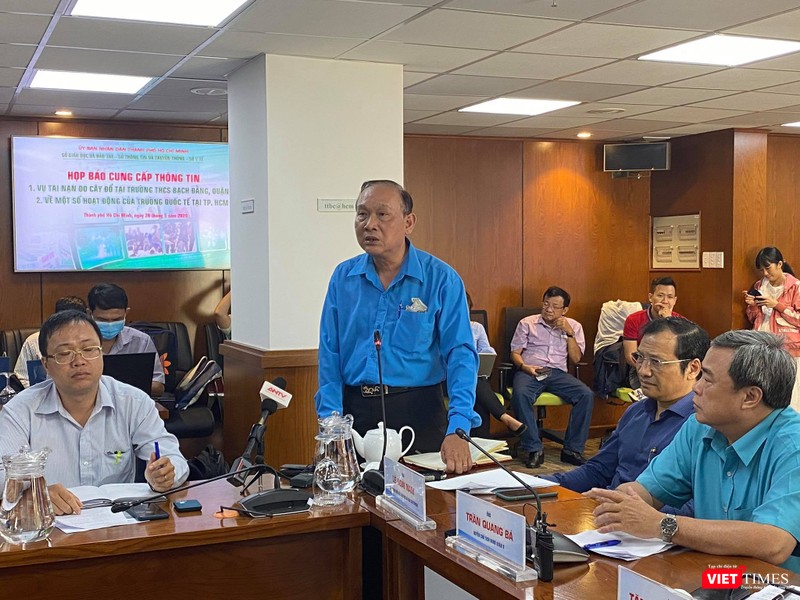 Thầy Nguyễn Văn Phúc buồn bã cung cấp thông tin cho báo chí Thầy Nguyễn Văn Phúc buồn bã cung cấp thông tin cho báo chí