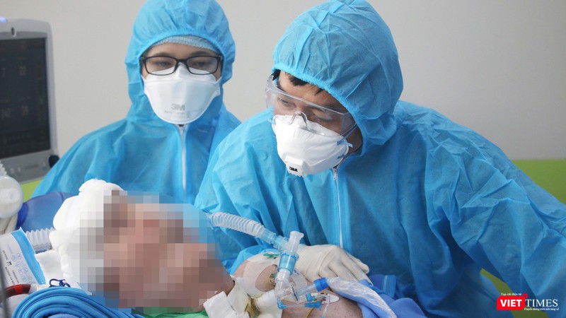 Video bệnh nhân 91 quay đầu, cử động tay, BS cho hay phổi phi công người Anh hồi phục 40%