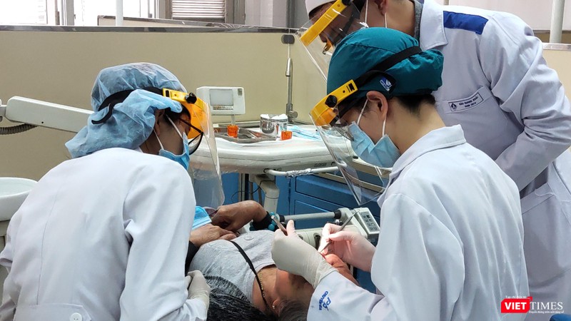 Giảng viên và sinh viên Khoa Răng Hàm Mặt, khoa có mức thu học phí mới 70 triệu đồng/năm