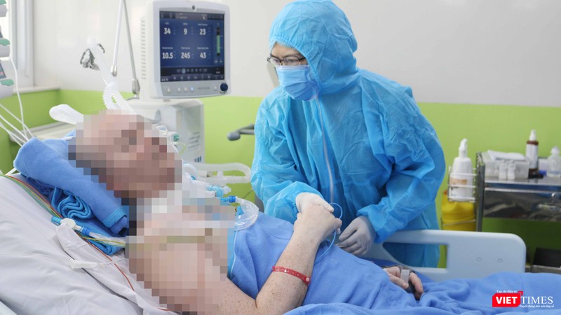 Bs Phan Thị Xuân - Trưởng Khoa HSCC BV Chợ Rẫy giao tiếp với bệnh nhân 91 (Ảnh: BVCR)