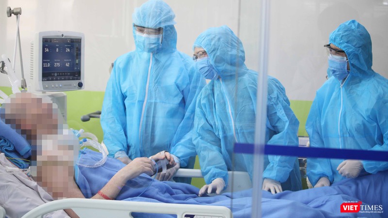 Từ trái sang: BS Nguyễn Tri Thức - GĐ BV Chợ Rẫy, BS Phan Thị Xuân - Trưởng khoa HSCC và BS Phạm Thị Ngọc Thảo - PGĐ (Ảnh: BVCR) vào thăm hỏi bệnh nhân 91