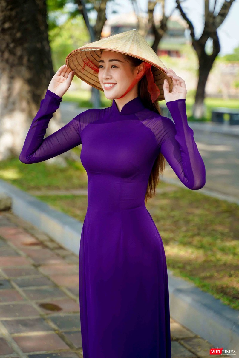 Hoa hậu Khánh Vân đồng thời giành được danh hiệu “Người đẹp Áo dài” tại Hoa hậu Hoàn vũ Việt Nam 2015