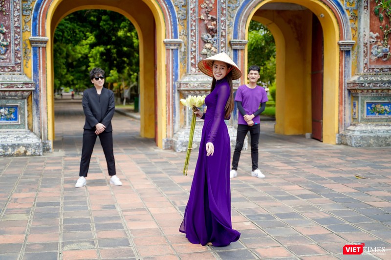 Hoa hậu Khánh Vân bắt chước bà Tân Vlog làm video thưởng thức tô bún “siêu to”