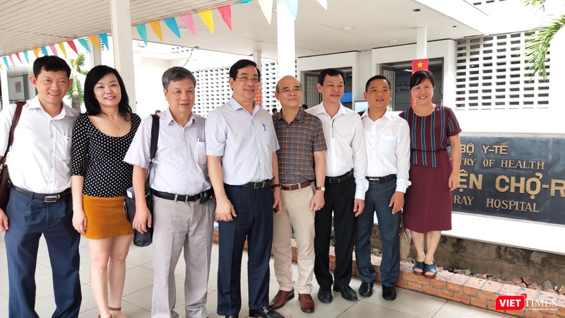 PGS.TS Lương Ngọc Khuê cùng đoàn công tác của Bộ Y tế và các BS của Bệnh viện sau hội chẩn online tại BV Chợ Rẫy sáng 3/7 (Ảnh: Hòa Bình) PGS.TS Lương Ngọc Khuê chúc mừng đội ngũ BS chuẩn bị tiễn bệnh nhân 91 về quê hương Anh (Ảnh: Hòa Bình)