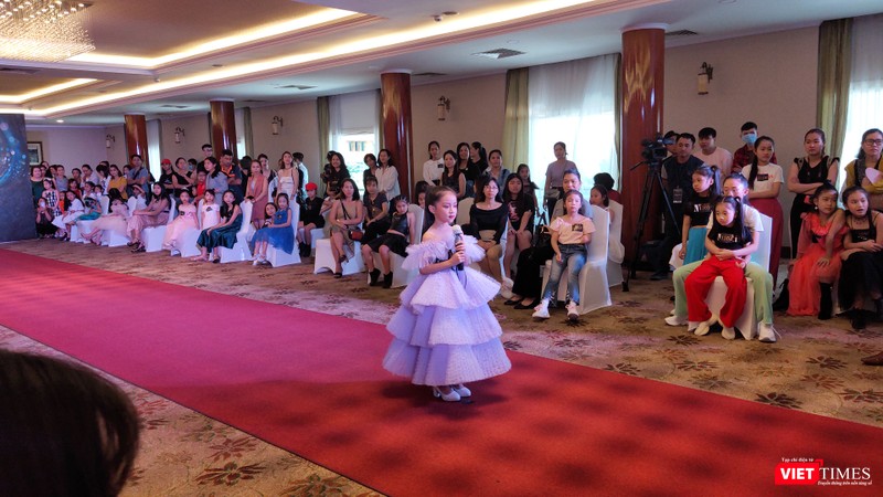 Một mẫu nhí mới chỉ có 7 tuổi đã trình diễn cực kỳ tự tin, đầy thần thái 