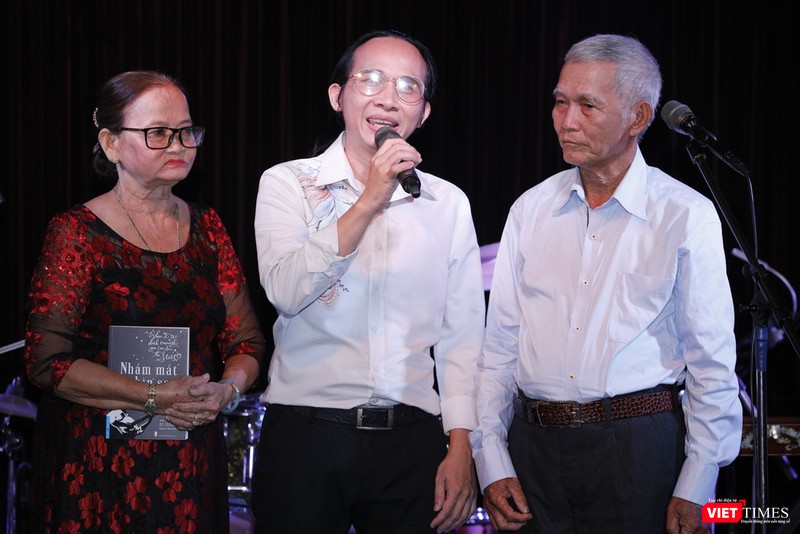 Hà Chương mời ba mẹ lên cám ơn và trao tặng cuốn sách của mình