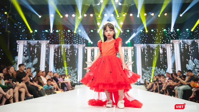 Nét thơ ngây của mẫu nhí Phùng Hiểu Anh mới chỉ 7 tuổi