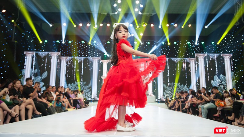 Mẫu nhí Phùng Hiểu Anh sở hữu bước đi chuyên nghiệp