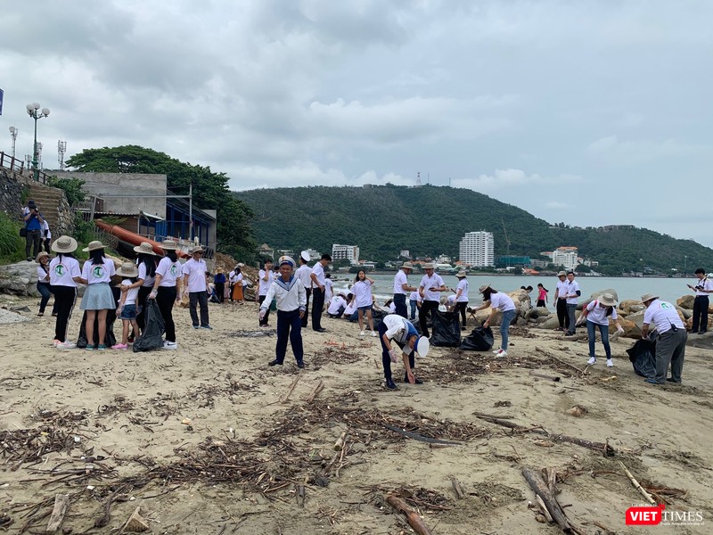 Bãi biển Vũng Tàu vẫn đang tồn đọng không ít rác thải