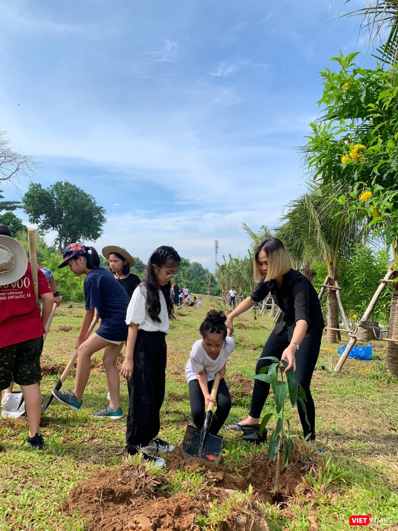 Các bé tham gia trồng cây xanh với thông điệp mong mọi người giữ gìn hệ sinh thái 
