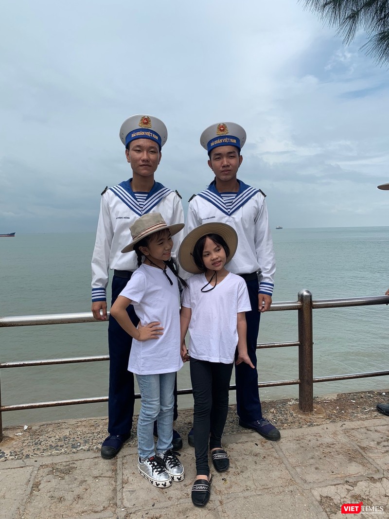 Các bé đi nhặt rác trên bãi biển, trồng cây xanh cùng với các chú bộ đội hải quân