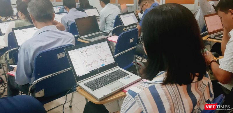 Học viên được hướng dẫn thực hành các thao tác trên máy tính (Ảnh: SYT) 