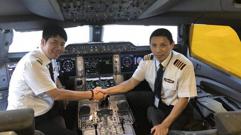 Cơ trưởng Phạm Đình Hưng (bên trái) cùng đồng nghiệp trên một chuyến bay (Ảnh: báo Giao thông)