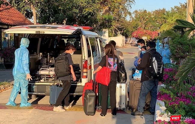 Đưa người về khu cách ly tập trung tại TP.HCM (Ảnh: Phạm Nguyễn) Đưa người về khu cách ly tập trung tại TP.HCM (Ảnh: Phạm Nguyễn)