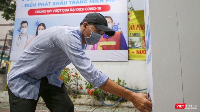 Người nhận khẩu trang sẽ đứng trước "ATM khẩu trang" để camera nhận mặt và nhả quà tặng (Ảnh: NVCC) Người nhận khẩu trang sẽ đứng trước "ATM khẩu trang" để camera nhận mặt và nhả quà tặng (Ảnh: NVCC)