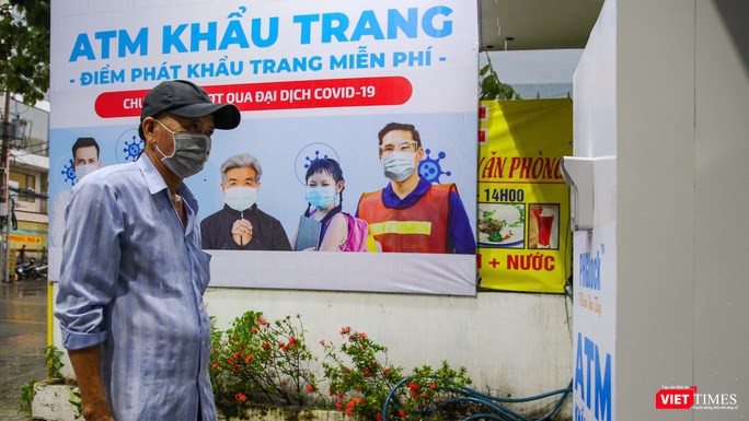 Cha đẻ “ATM gạo” chế tạo thiết bị thông minh “ATM khẩu trang” tặng người nghèo