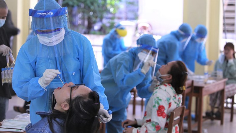 Kết quả xét nghiệm của các du khách này sẽ được thông báo đến Sở Y tế TP HCM trước khi thực hiện chuyến bay trở về (Ảnh: BV) 