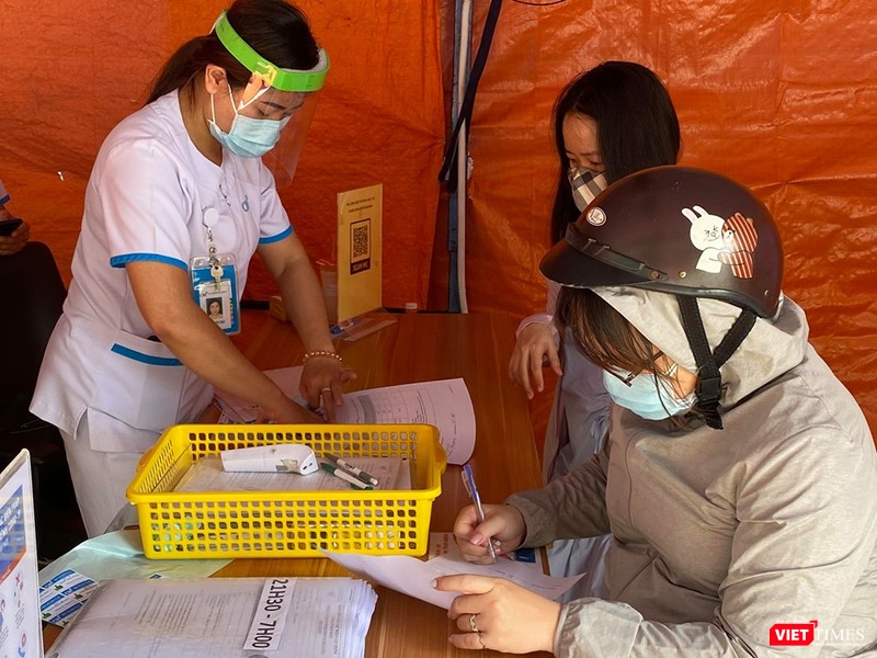 Thực hiện sàng lọc COVID-19 chặt chẽ ngay từ khâu đầu tiên (Ảnh: CIH)