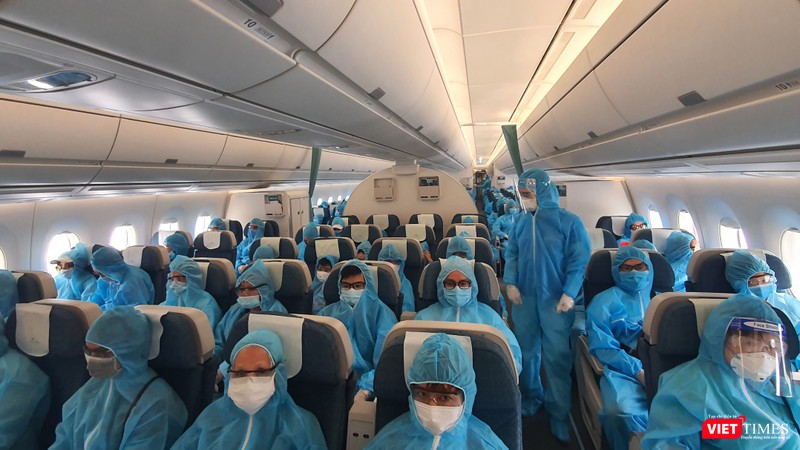 Hành khách và phi hành đoàn được bảo hộ kỹ lưỡng (Ảnh: VNA) 