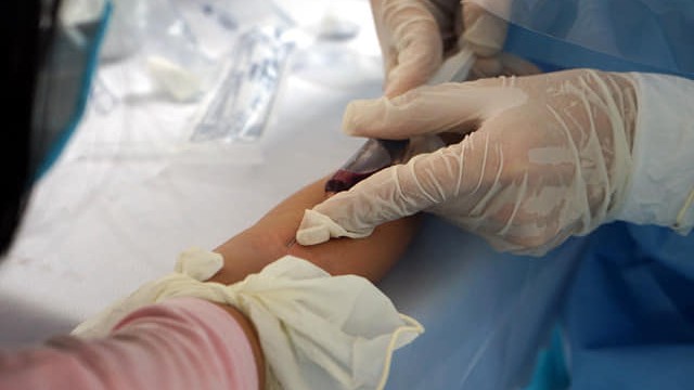 TP.HCM hiện vẫn đang làm xét nghiệm Realtime RT-PCR cho toàn bộ người về từ Đà Nẵng (Ảnh: VH) Đà Nẵng đã triển khai lấy mẫu xét nghiệm COVID-19 cho 3.300 người dân theo phương pháp xét nghiệm gộp (Ảnh: VH)