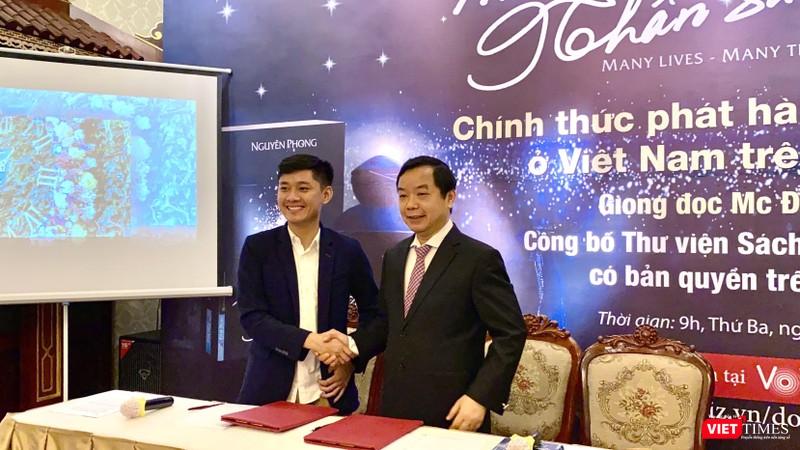 Ông Nguyễn Văn Phước, Giám đốc First News (bên phải ảnh) cho biết audio book “Muôn kiếp nhân sinh” được phát hành có sự đồng ý của GS. John Vũ – tác giả Nguyên Phong (Ảnh: HB)