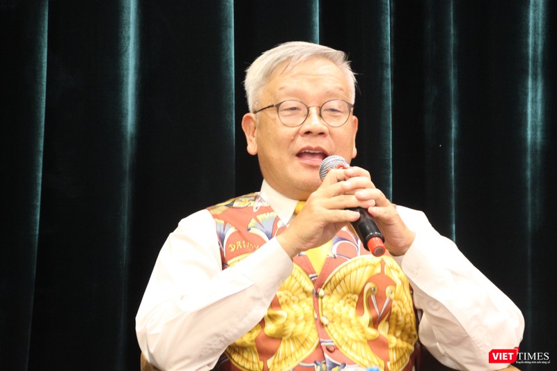 Nhà nghiên cứu mỹ thuật Ngô-Kim Khôi nói về công việc tuyển chọn tranh cho Gieo Nhà Gặt Nhà (Ảnh: Tiểu Vũ) 