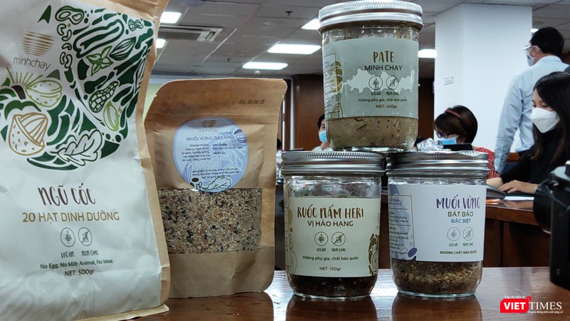 Minh Chay không chỉ có sản phẩm pate mà còn có ngũ cốc, ruốc mắm Heri, muối vừng bát bảo... Liệu trong các sản phẩm này có tiềm ẩn nguy cơ không an toàn? (Ảnh: Hòa Bình)