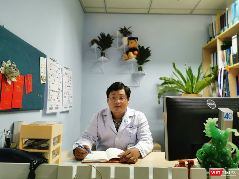 Bác sĩ Huỳnh Minh Tuấn cảnh báo vaccine không giải quyết được toàn bộ dịch bệnh COVID-19 (Ảnh: Hòa Bình) 