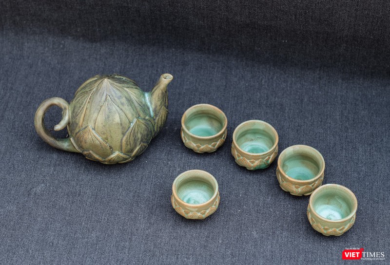 Ấm trà búp sen không có nắp như ấm thông thường, phải lật ngược ấm lên để chế nước